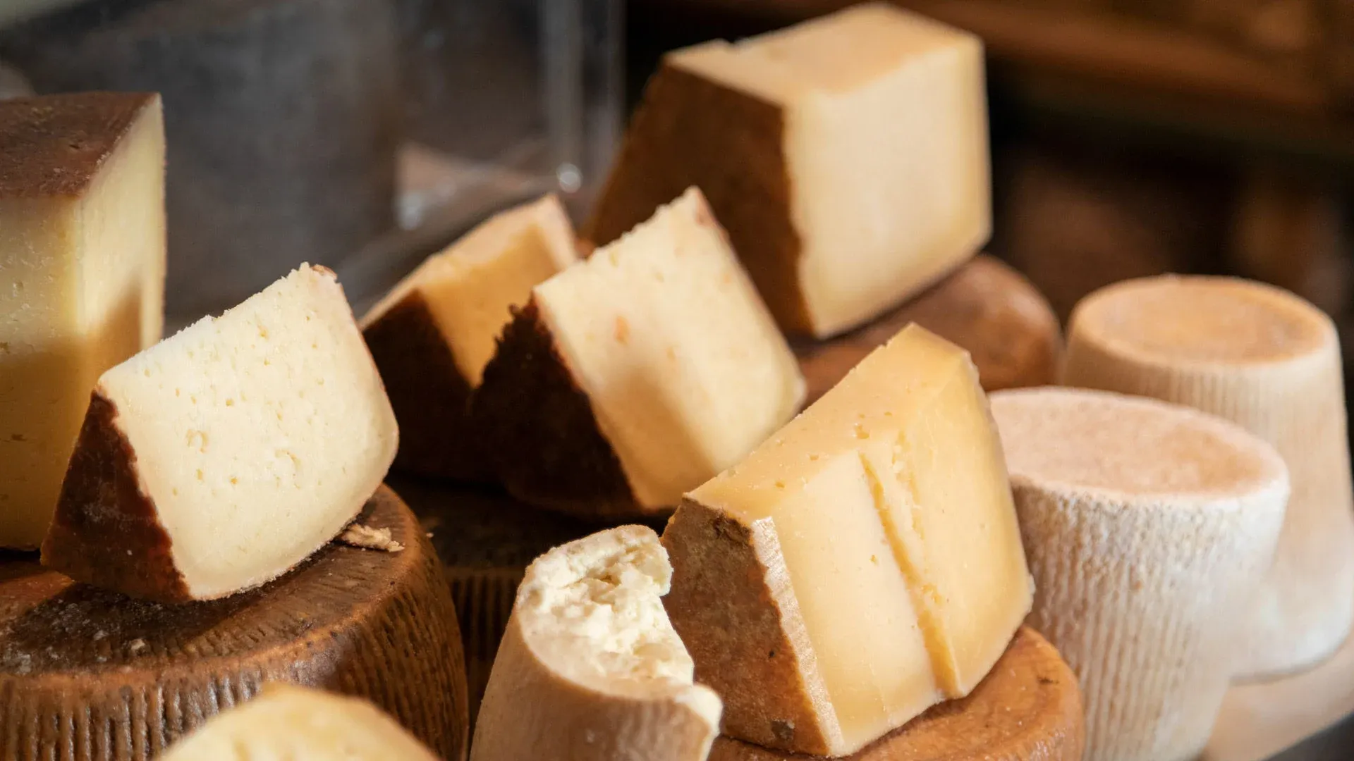 famous_local_cheese_of_naxos_graviera_and_arseniko-1.webp
